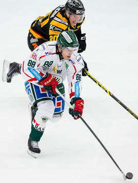 Frölundas Andreas Johnson jagas av Skellefteås Erik