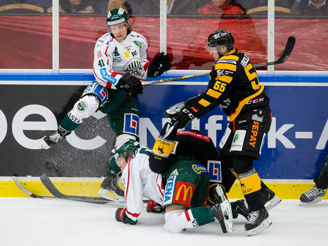 Skellefteås Martin Sevc tacklar omkull Frölundas Andreas
