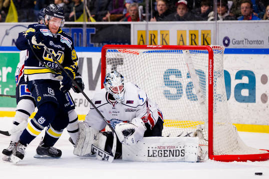 s Teemu Laine och Linköpings målvakt David Rautio tittar