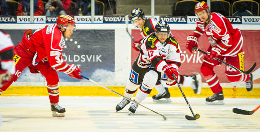 Örebros Johan Adolfsson spelar pucken mellan Modos Joonas