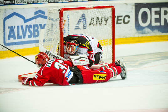 Modos Gustav Possler och Örebros målvakt Julius Hudacek
