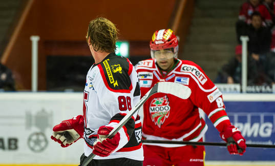 Modos Donald Brashear bråkar med Örebros Viktor Ekbom