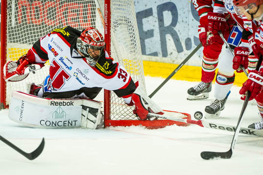 Örebros målvakt Julius Hudacek räddar