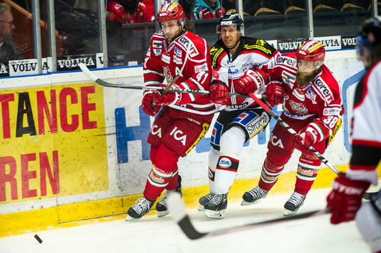 Modos Oscar Hedman Nichlas Torp kämpar mot Örebros Jared