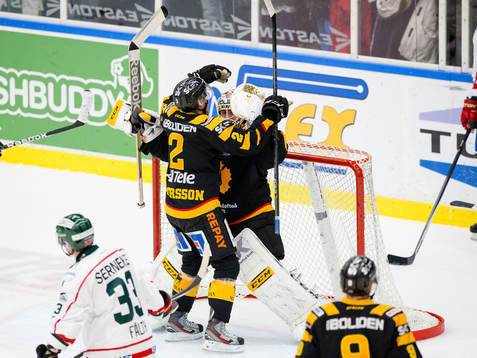 Skellefteås Erik Andersson jublar och kramar om målvakt