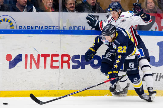 s David Petrasek med pucken mot Linköpings Henrik