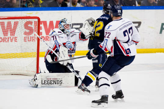 Linköpings målvakt David Rautio plockar pucken framför