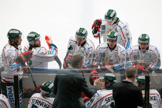 Frölunda lyssnar på tränare Roger Rönnberg