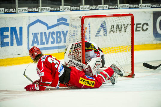 Modos Gustav Possler och Örebros målvakt Julius Hudacek