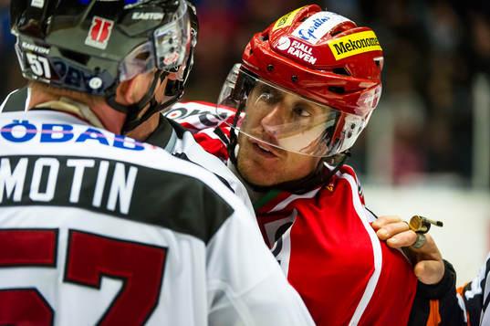 Modos Peter Öberg bråkar med Örebros Johan Motin