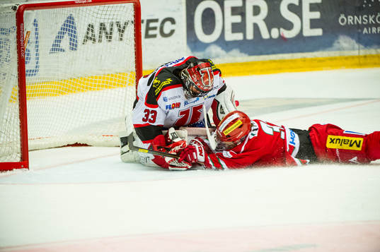 Modos Gustav Possler och Örebros målvakt Julius Hudacek