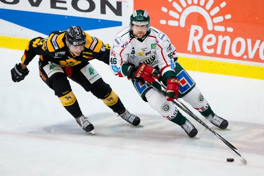 Frölundas Christoffer Persson jagas av Skellefteås Daniel