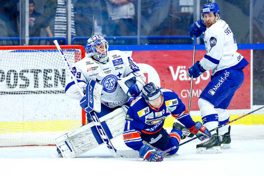Växjös Tomi Kallio och Leksands målvakt Oscar Alsenfelt