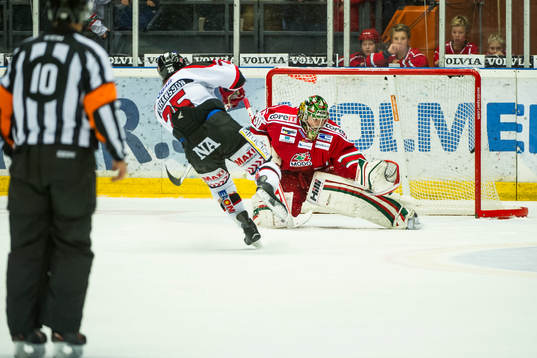 Örebros Martin Johansson gör mål på Modos målvakt