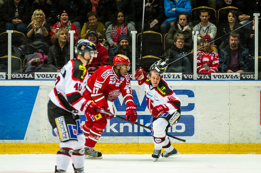 Modos Donald Brashear bråkar med Örebros Viktor Ekbom