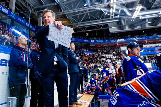 Växjös assisterande tränare Nicklas Rahm visar känslor