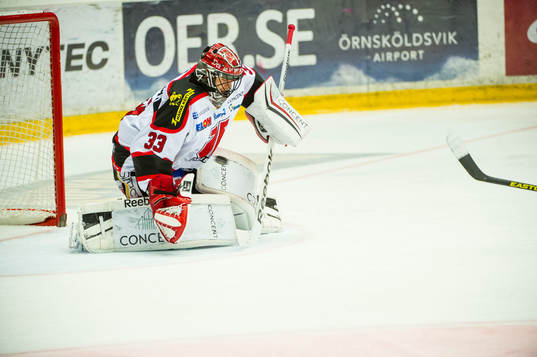 Modos Gustav Possler och Örebros målvakt Julius Hudacek