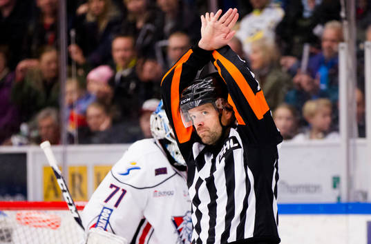Domare Patrik Sjöberg dömer straff