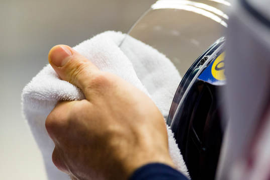 Linköping spelare torkar av visiret