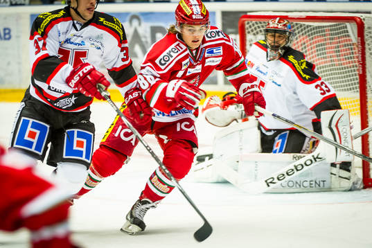 Modos William Nylander mot Örebros målvakt Julius Hudacek