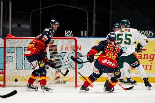 Färjestads Ole-Kristian Tollefsen (h) lägger in