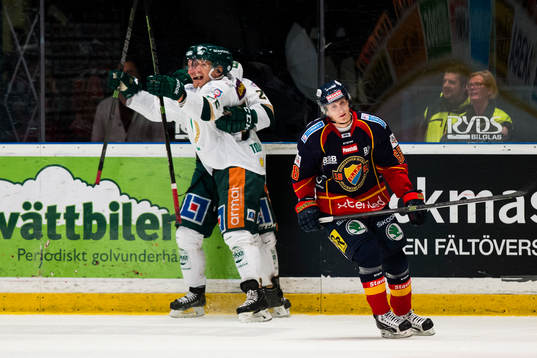 Färjestads Ole-Kristian Tollefsen jublar och Djurgårdens