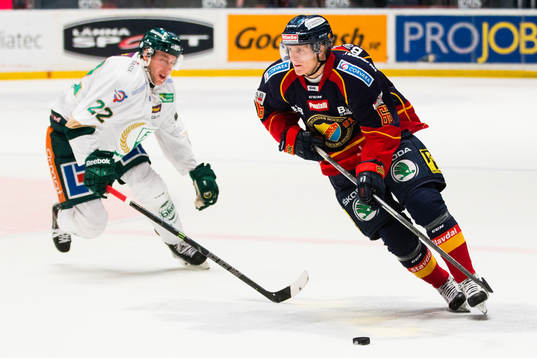 Färjestads Per Åslund jagar Djurgårdens Marcus Sörensen