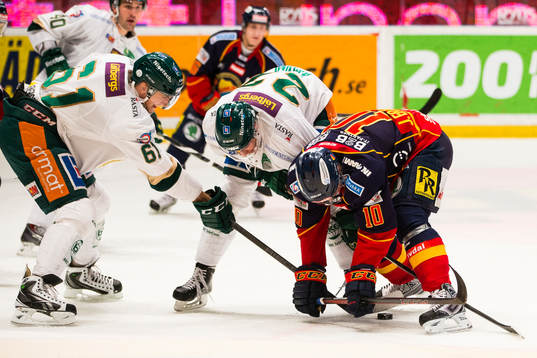 Färjestads Daniel Gunnarsson och Per Åslund i kamp om