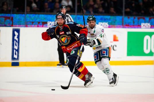 Djurgårdens Mikael Samuelsson tar sig förbi Färjestads