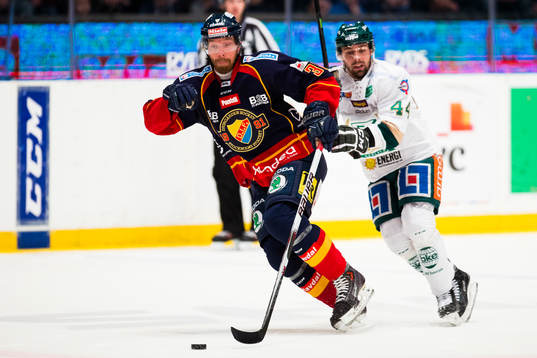 Djurgårdens Mikael Samuelsson tar sig förbi Färjestads