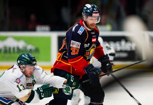 Färjestads Linus Persson försöker stoppa Djurgårdens