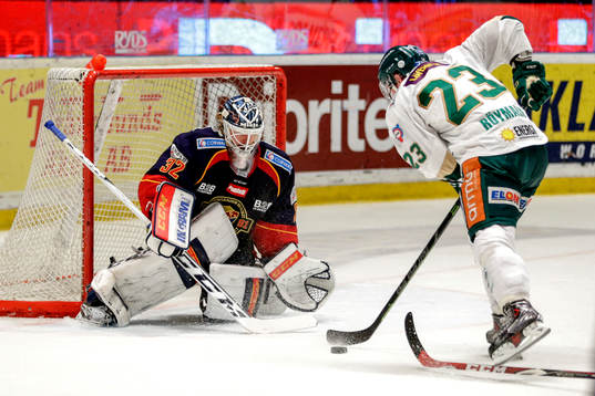 Djurgårdens målvakt Mikael Tellqvist räddar ett friläge