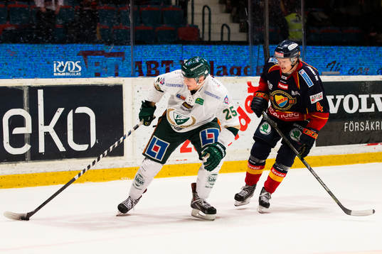 Färjestads Anton Hedman håller undar för Djurgårdens