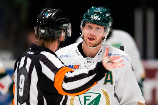 Domare Pehr Claesson samtalar med Färjestads Linus Persson