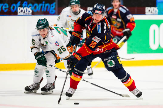 Färjestads Anton Hedman jagar Djurgårdens Joakim Eriksson