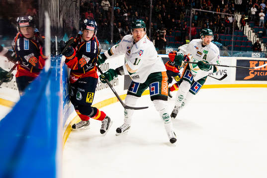 Djurgårdens Marcus Sörensen trycks upp mot sargen av