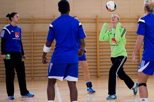 Sveriges målvakt Johanna Bundsen nickar en fotboll och