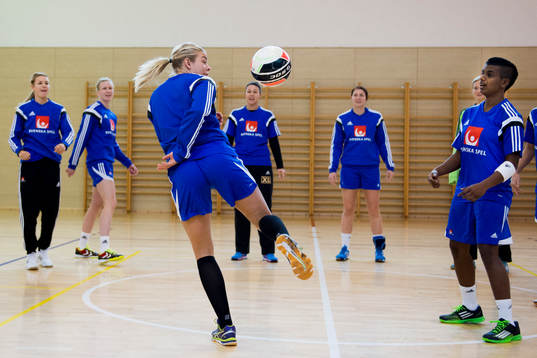 Sveriges spelare med Jessica Helleberg (m) spelar fotboll