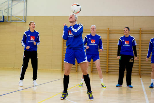 Sveriges Jessica Helleberg nickar en fotboll