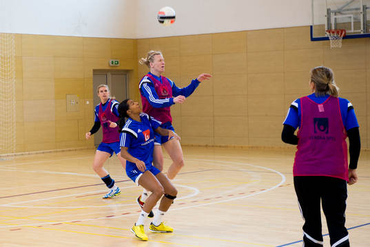 Sveriges Anna-Maria Johansson och Jamina Roberts spelare