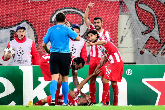 Olympiakos David Fuster nickar i stolpen och gör samtidigt
