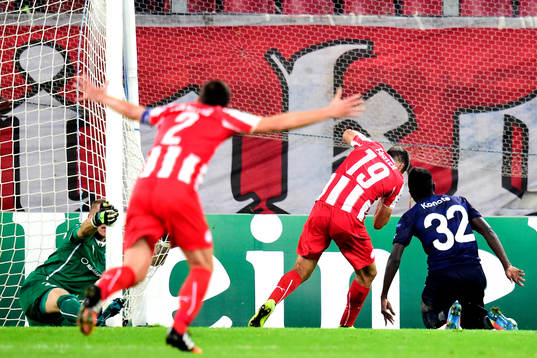 Olympiakos David Fuster gör 1-0 och nickar samtidigt i