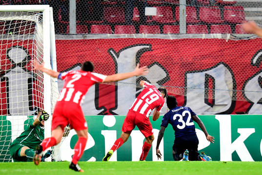 Olympiakos David Fuster gör 1-0 och nickar samtidigt i