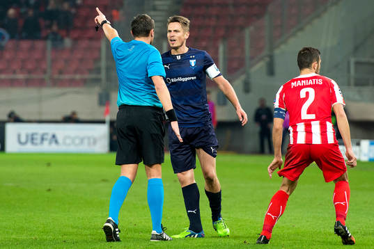 Malmö FFs Markus Rosenberg har synpunkter på domaren