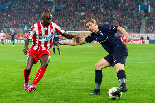 Malmö FFs Pawel Cibicki i kamps med Olympiacos Eric Abidal