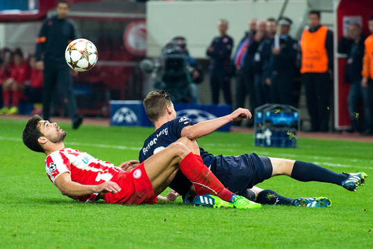 Olympiacos Alberto Botia och Malmö FFs Markus Rosenberg