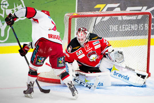 Almtunas Phillip Bruggisser kommer fri mot Malmö Redhawks