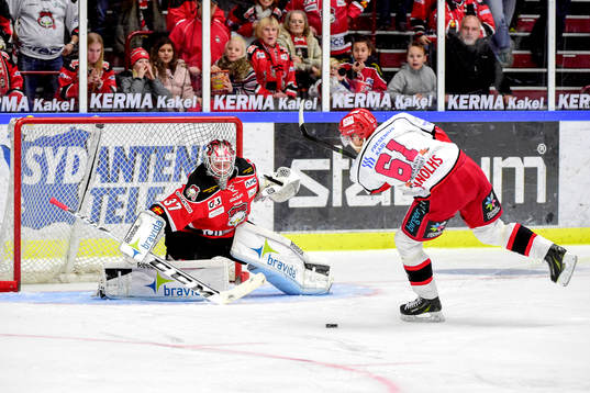 Malmö Redhawks målvakt Jonas Gunnarsson räddar en straff
