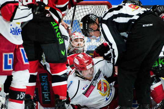 Rörigt framför Malmö Redhawks målvakt Jonas Gunnarsson