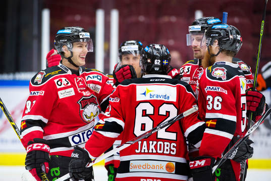 Malmö Redhawks Björn Svensson (tv) firas